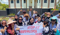 Jalani Sidang Perdana Kasus Kekerasan Siswa, Supriyani Dapat Dukungan Ribuan Guru di Konawe Selatan - GenPI.co