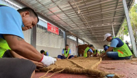 Warga Binaan Lapas Garut Dilatih Terampil Membuat Anyaman dari Serabut Kelapa - GenPI.co