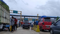 Cuaca Buruk di Selat Sunda, Pelabuhan Bakauheni Dipadati Antrean Kendaraan - GenPI.co