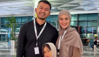 Umrah, Atiqah Hasiholan Minta Maaf Lahir Batin - GenPI.co