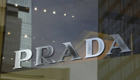 Prada Resmi Akuisisi Rumah Mode Versace, Janji Pertahankan Ciri Khas Merek - GenPI.co