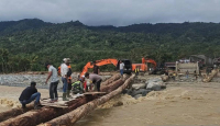 BPJN Bangun Jembatan Sementara dari Kayu Hanyut di Nagan Raya, Akses 3 Desa Pulih - GenPI.co