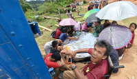 Nekat Jalan Kaki Turun Bukit 4 Jam, Pengungsi Tapanuli Tengah Cari Sinyal dan Listrik - GenPI.co