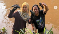 Ria Ricis Tangkap Ikan Sapu-Sapu di Sungai, Nggak Jijik Meski Air Keruh - GenPI.co