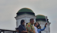 BEM SI Beri Korek Kuping 1 Meter untuk Jokowi, Buat Apa? - GenPI.co