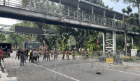 Demonstran Makin Ramai, Polisi Pasang Kawat Duri di Patung Kuda - GenPI.co