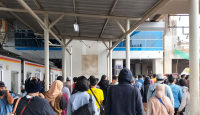 Ribuan Penumpang Transit di Stasiun Manggarai Hari Ini, Kata KAI - GenPI.co