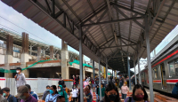 Urai Kepadatan di Stasiun Manggarai, KAI Sediakan 6 Kereta Feeder - GenPI.co