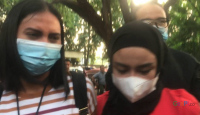 Pakai Baju Tahanan, Medina Zein Akhirnya Tiba di Polda Metro Jaya - GenPI.co