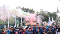 Aliansi Serikat Buruh Gelar Demonstrasi Bawa 4 Tuntutan di Patung Kuda Jakarta - GenPI.co