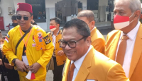 Aksi Partai Hanura Daftar ke KPU, Rombongan Pakai Pakaian Adat - GenPI.co