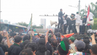 Adu Mulut, Demo HMI di DPR Berakhir Ricuh, Cone Oranye Melayang - GenPI.co