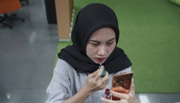 4 Trik Makeup untuk Perempuan Di Atas 50 Tahun, Samarkan Kerutan! - GenPI.co