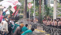 Massa Aksi Paksa Masuk Istana Negara saat Demo Tolak Kenaikan Harga BBM, Panas! - GenPI.co