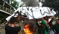 Demo BBM Berkobar, Mahasiswa Bakar Keranda dan Ban - GenPI.co