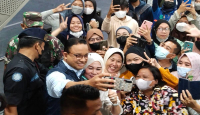 Anies Belum Datang, Emak-emak Sudah Kumpul di Halte Transjakarta Bundaran HI - GenPI.co