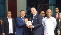Datang ke Kantor PSSI, Presiden FIFA Dapat Oleh-oleh Bola - GenPI.co