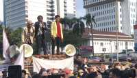 BEM SI Gelar Demonstrasi di Patung Kuda, Bawa 19 Tuntutan - GenPI.co