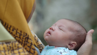 Pampers Bayi Terbaik, Premium Care New Baby Tahan 12 Jam - GenPI.co
