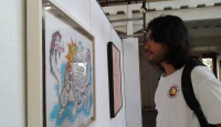 Keren! Seniman 17 Tahun Asal Gianyar Gelar Pameran Tunggal, Tampilkan 25 Karya - GenPI.co Bali