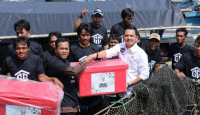 Sukarelawan Gardu Ganjar Beri Bantuan Boks Ikan ke Nelayan di Tangerang - GenPI.co Banten
