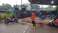 Kota Tangerang Diguyur Hujan Sejak Pagi, Petugas BPBD Siaga - GenPI.co Banten