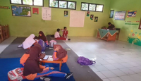 Belajar di Lantai, Siswa SDN di Cilegon Butuh Meja Belajar - GenPI.co Banten