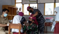 Murid SDN 01 Bojongjengkol Sukabumi disuntuk Vaksin oleh Marinir - GenPI.co Jabar