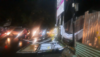 Mobil Keren Tertimpa Baliho di Kota Depok - GenPI.co Jabar