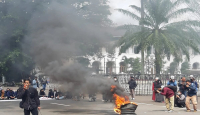 Ban Sempat dibakar Dalam Aksi Unjuk Rasa Mahasiswa di Gedung Sate - GenPI.co Jabar