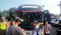 Petugas Ramp Check Bus Di Purwakarta, Mudik Jadi Enggak Tegang - GenPI.co Jabar