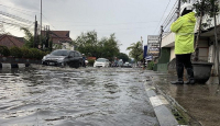 Banjir di Kabupaten Bandung, Warga Gunakan Perahu ke Jalan Raya - GenPI.co Jabar