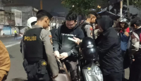 Lakukan Razia, Polisi Memergoki Pengendara di Bandung Bawa Senpi Palsu - GenPI.co Jabar