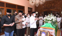 Jokowi Hadiri Pemakaman Sang Paman, Keluarga: Mohon Didoakan - GenPI.co Jateng