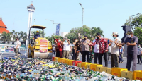 Jaga Kondusifitas Ramadan, Ribuan Botol Miras Kudus Dimusnahkan - GenPI.co Jateng