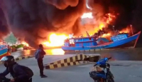 Kebakaran Dermaga Batre: 1 Orang Terluka, Puluhan Kapal Hangus - GenPI.co Jateng