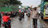 Polres Demak Alihkan Arus Lalu Lintas Menyusul Banjir Rob - GenPI.co Jateng