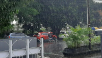 7 Tips Berkendara Aman Saat Hujan - GenPI.co Jateng