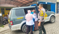 Heboh! Ibu Muda Melahirkan di Mobil Patroli Polsek Kertek Wonosobo, Begini Ceritanya - GenPI.co Jateng