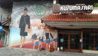 Wuih! Ada Mural Jokowi dan Putin Pakai Baju Adat Badui di Solo - GenPI.co Jateng