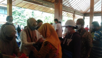 Pemkot Solo Gelar Pasar Murah Sembako, Antrean Membeludak - GenPI.co Jateng