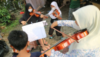 Pelajar Jombang Ngabuburit di Sanggar Komunitas Keroncong Anak - GenPI.co Jatim