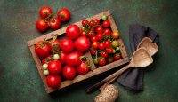 Harga Tomat di Surabaya Sedang Gila-gilaan, Ibu-Ibu Wajib Cek - GenPI.co Jatim