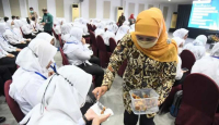 Pulang Haji, Khofifah Bagikan Kurma untuk CPNS, Khasiatnya Wow! - GenPI.co Jatim