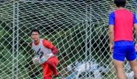 Curhat Kiper Arema FC Usai Timnya Kalah dari PSM Makassar - GenPI.co Jatim