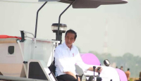 Jokowi Bagi Alsintan di Gresik, Bantu Petani Tingkatkan Produksi - GenPI.co Jatim