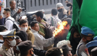 Ngeri! Demonstran di Malang Tersambar Api saat Aksi Penolakan Kenaikan BBM - GenPI.co Jatim