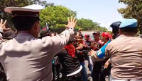 Demo Buruh di Surabaya Sempat Diwarnai Ketegangan dengan Polisi - GenPI.co Jatim