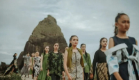 Papuma Fashion Week Digelar, Belasan Model Cantik Tampilkan Busana Batik - GenPI.co Jatim