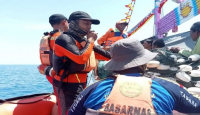 Basarnas Cari Penumpang Kapal Tercebur ke Laut di Perairan Pamekasan - GenPI.co Jatim